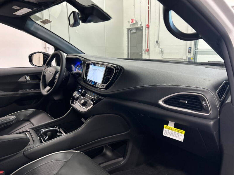 2027 Chrysler Pacifica Limited