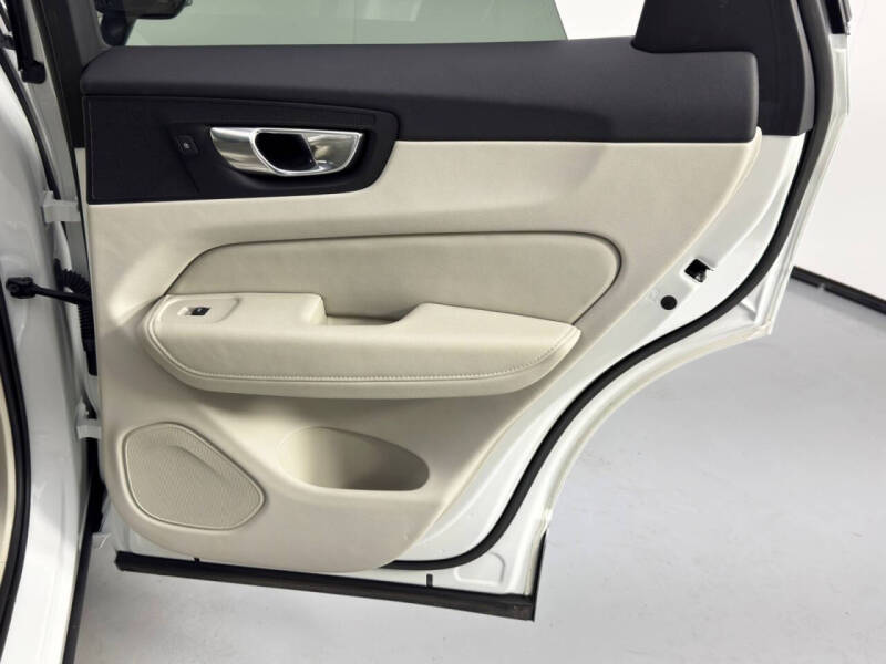 2023 Volvo XC60 B5 Ultimate Dark Theme