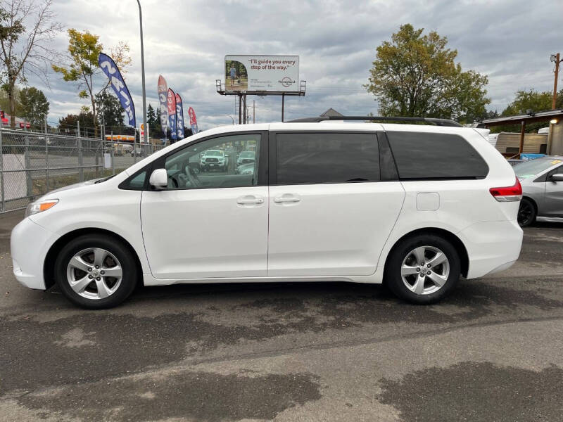 2014 Toyota Sienna LE 8-Passenger