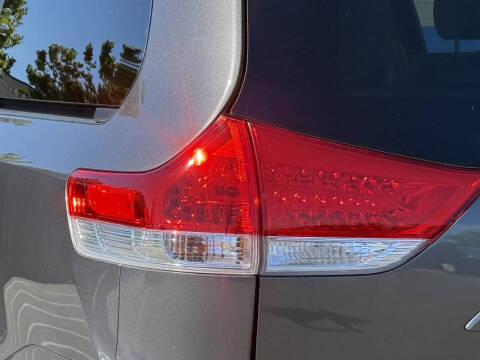 2012 Toyota Sienna LE 8-Passenger