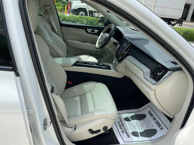 2023 Volvo XC60 B5 Plus Dark Theme