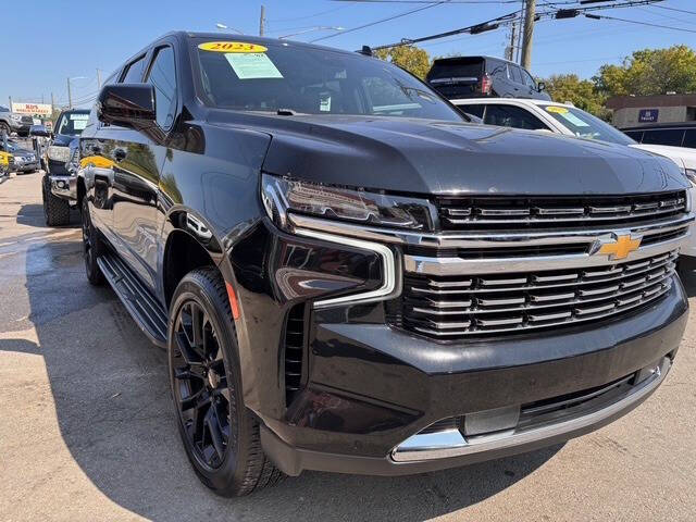 2023 Chevrolet Suburban LT's photo