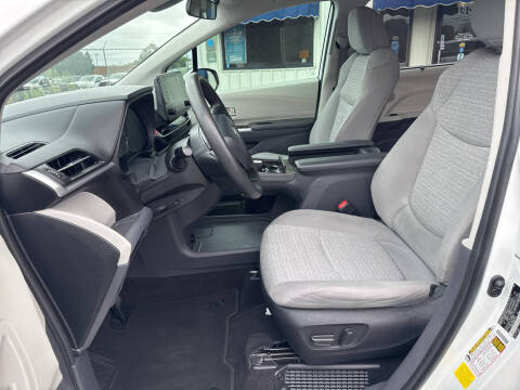 2022 Toyota Sienna LE 8-Passenger