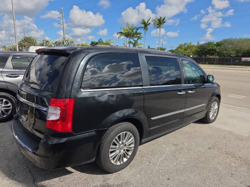 2014 Chrysler Town and Country Touring-L
