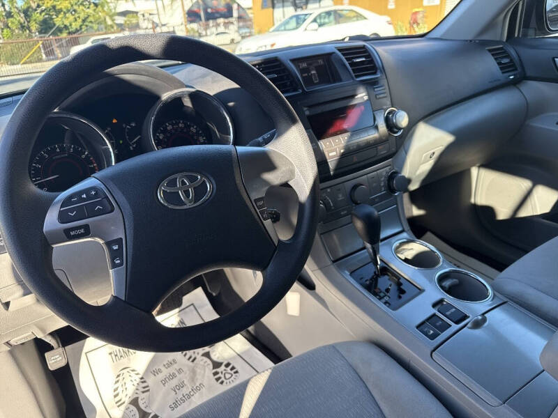 2011 Toyota Highlander SE