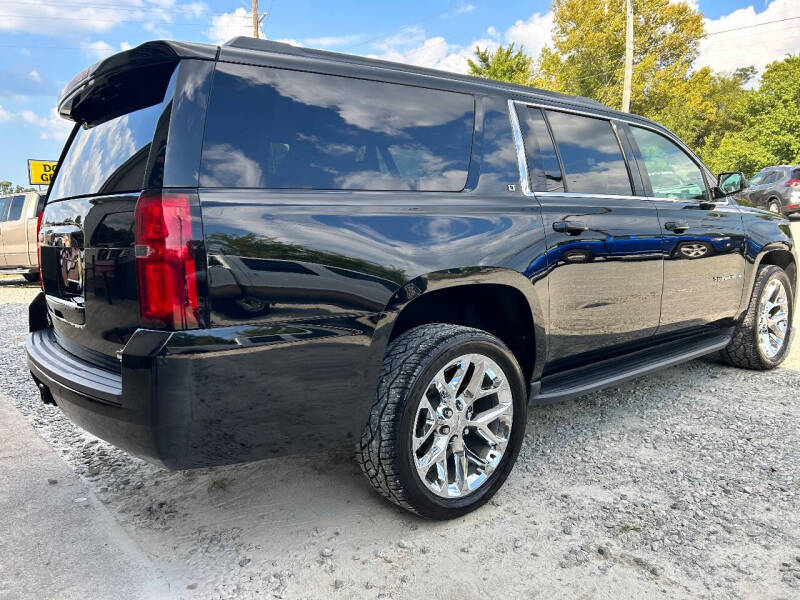 2019 Chevrolet Suburban LT photo 3