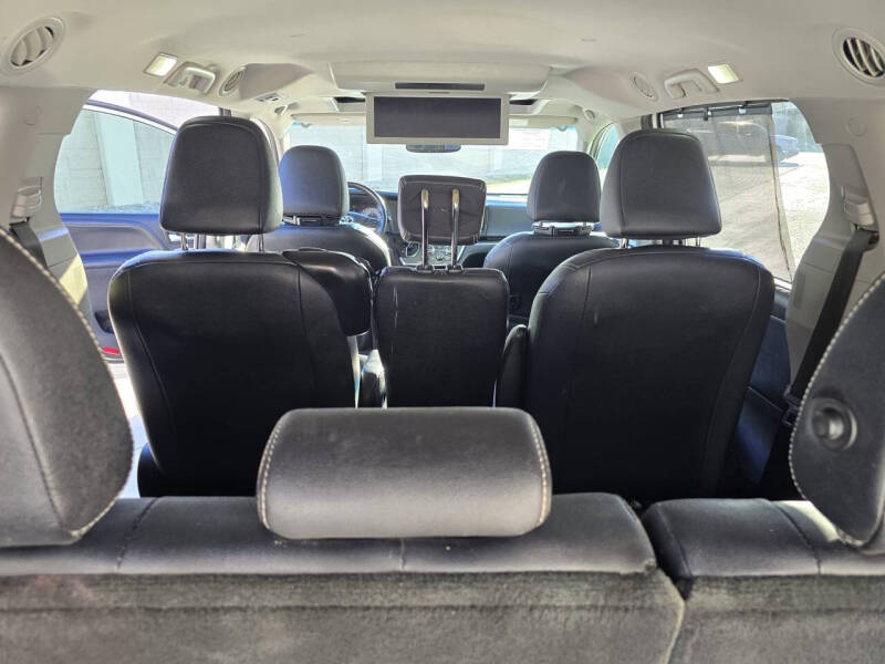 2017 Toyota Sienna SE Premium photo 14