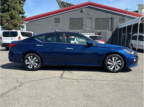 2022 Nissan Altima for sale at Carros Usados Fresno in Fresno CA