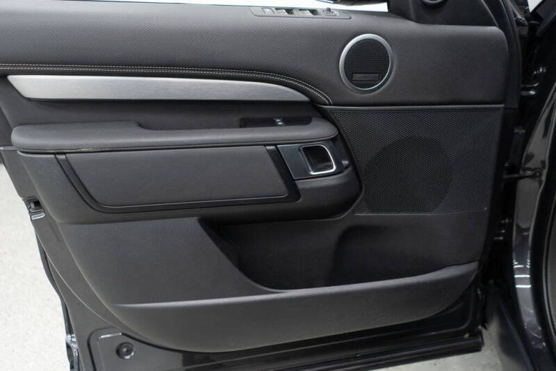 2023 Land Rover Discovery P300 S R-Dynamic