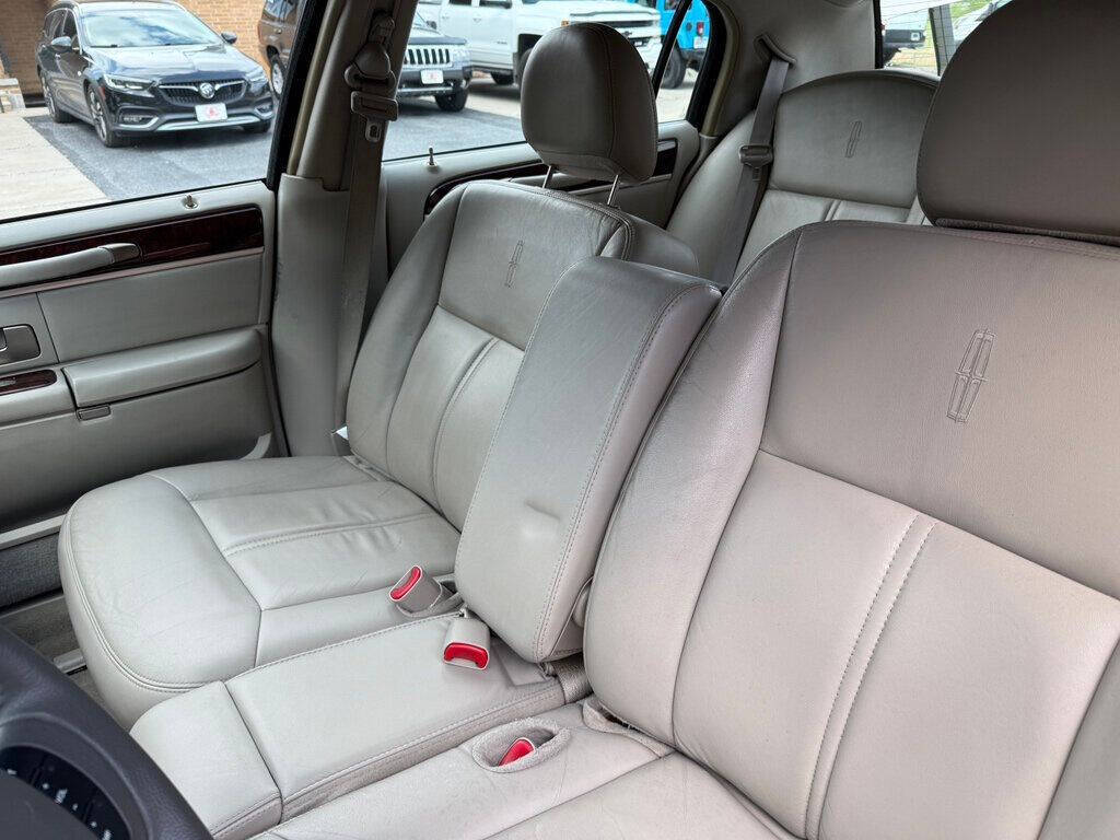 2010 Lincoln Town Car 29