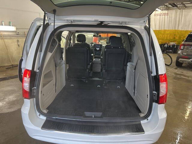 2016 Chrysler Town and Country Touring