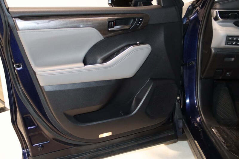 2021 Toyota Highlander Hybrid Platinum