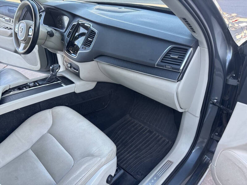 2020 Volvo XC90 T6 Momentum 6-Passenger