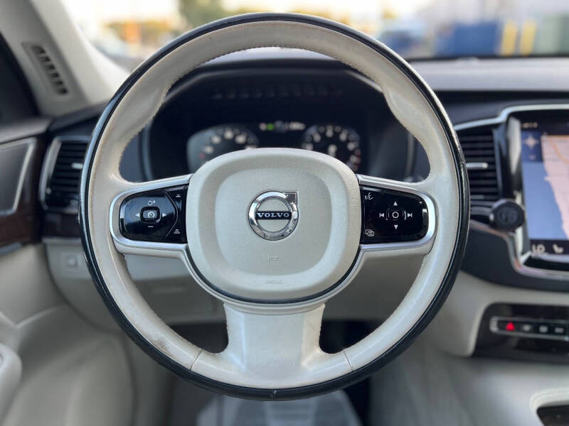 2016 Volvo XC90 T6 Momentum