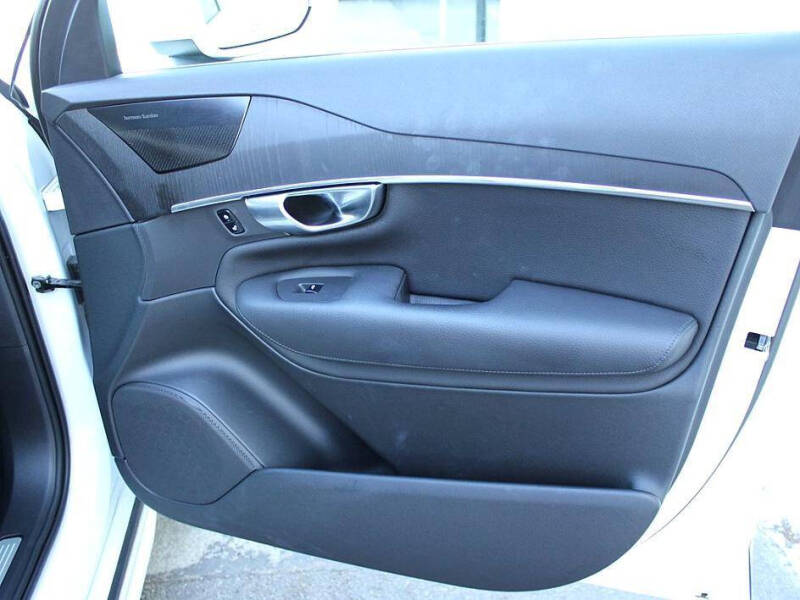 2020 Volvo XC90 T6 Momentum 6-Passenger