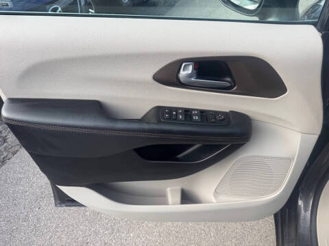 2017 Chrysler Pacifica Touring-L