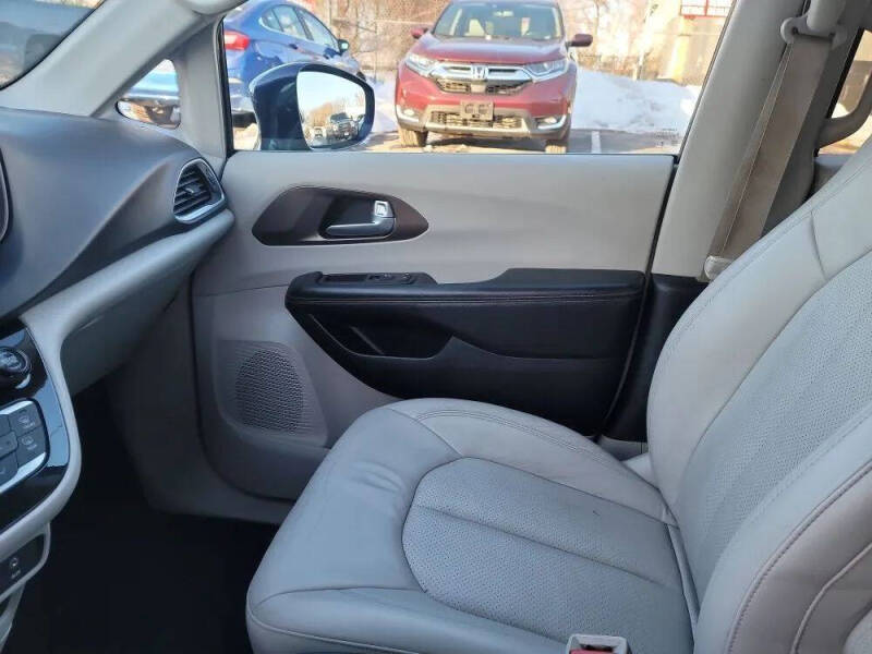 2017 Chrysler Pacifica Touring-L Plus