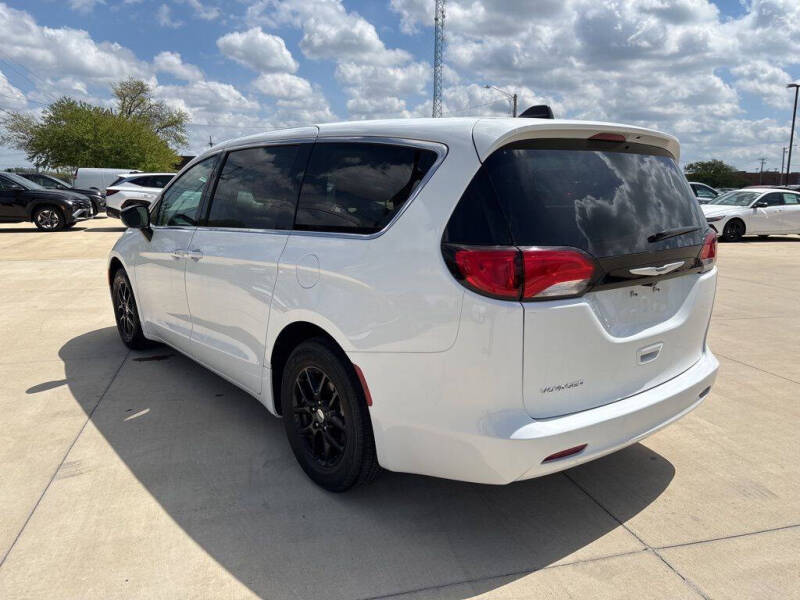 2024 Chrysler Voyager LX
