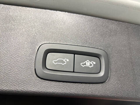 2024 Volvo XC40 B5 Ultimate Dark Theme