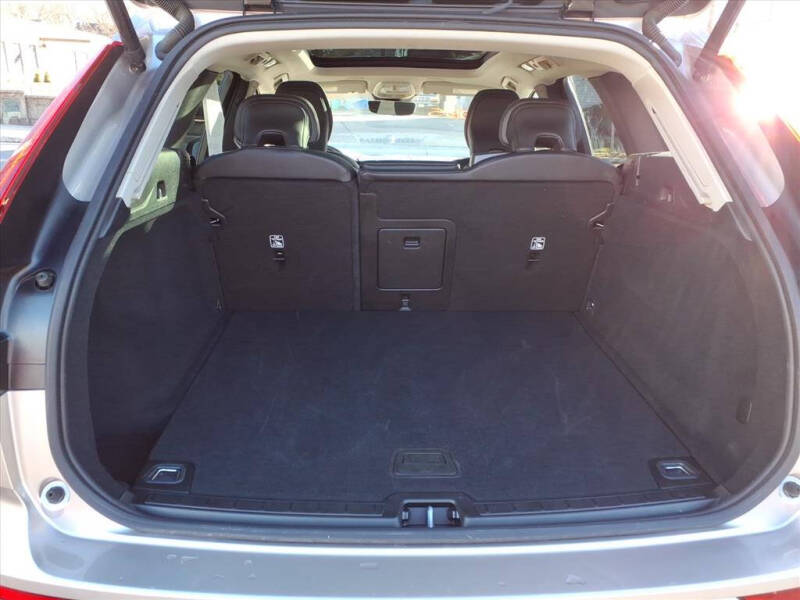 2025 Volvo XC60 B5 Core Dark Theme