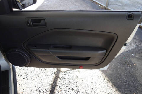 2005 Ford Mustang V6 Deluxe