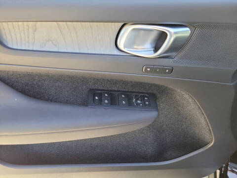 2024 Volvo XC40 B5 Plus Dark Theme