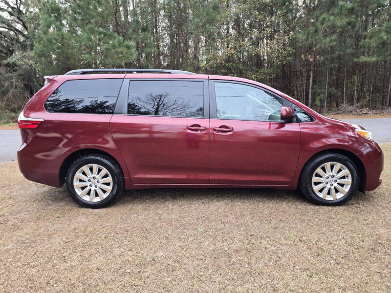 2015 Toyota Sienna LE's photo