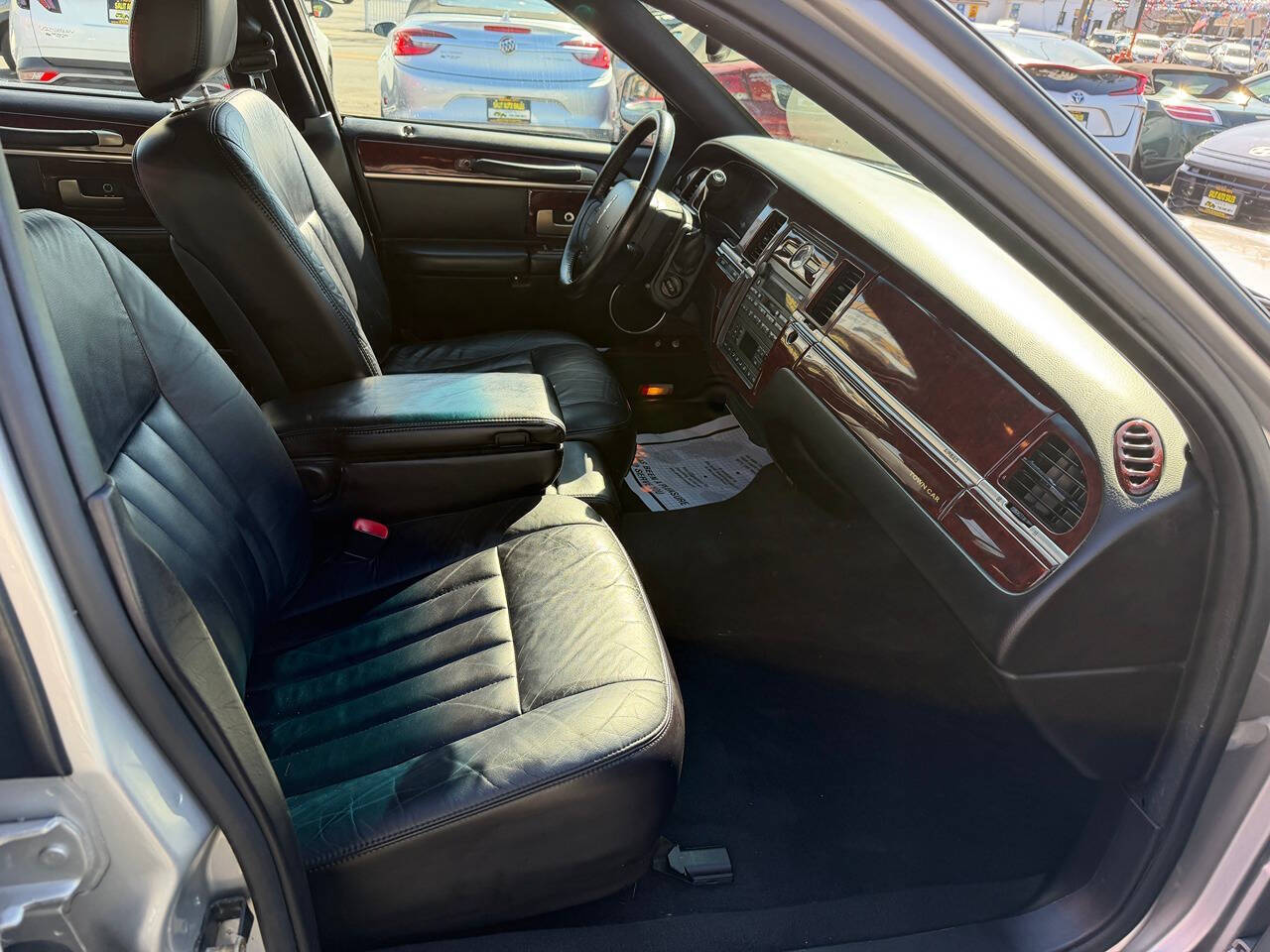 2005 Lincoln Town Car 16