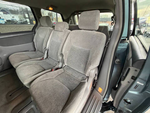 2005 Toyota Sienna LE 8 Passenger