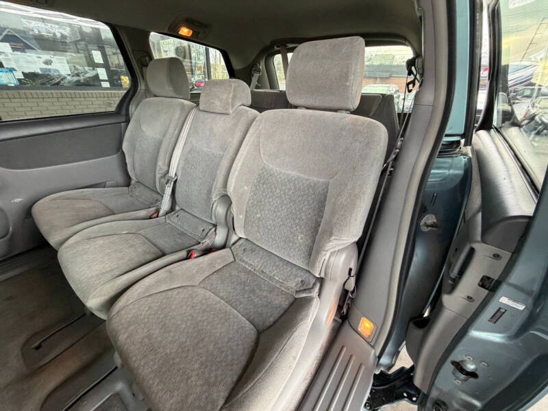 2005 Toyota Sienna LE 8 Passenger