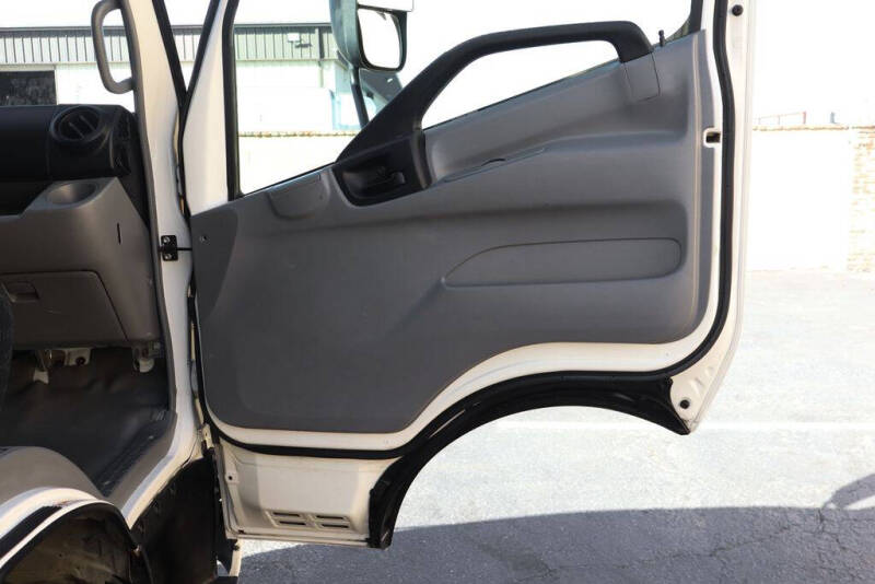 2017 Hino 195