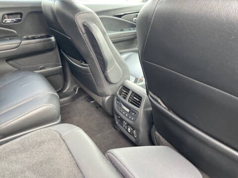2022 Honda Pilot Touring w/Rear Captain's Chairs