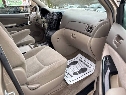 2005 Toyota Sienna LE 8 Passenger