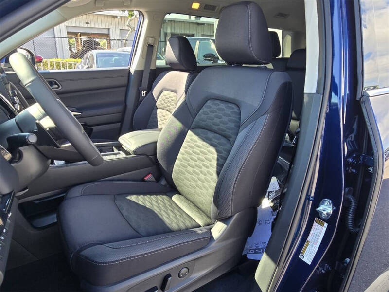 2025 Nissan Pathfinder SV