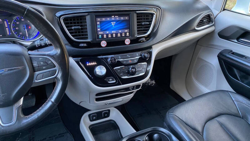 2020 Chrysler Pacifica Touring L photo 35