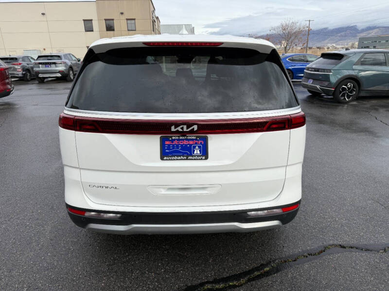 2024 Kia Carnival LX