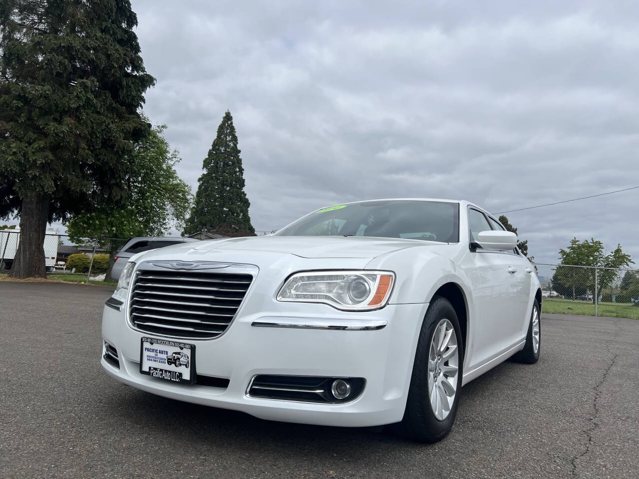 White 2014 Chrysler 300 Base Base 4dr Sedan 1