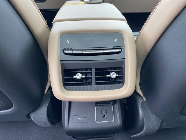 2024 Cadillac LYRIQ Luxury 3