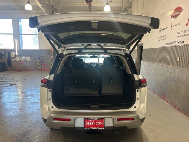 2025 Nissan Pathfinder SL