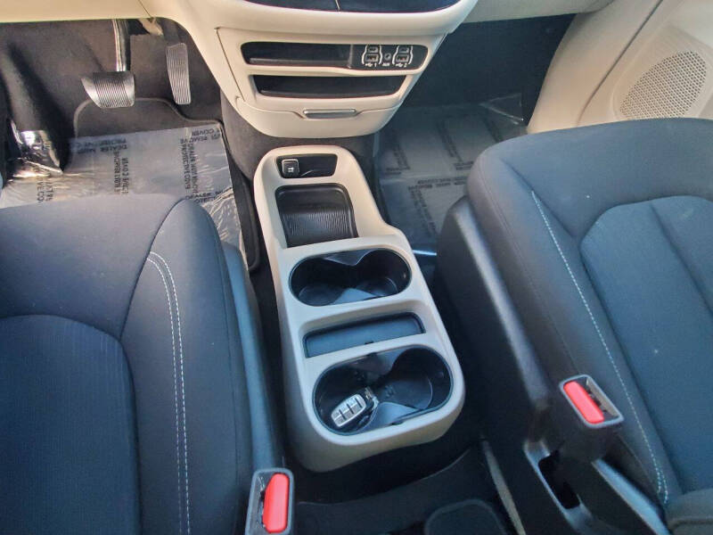 2022 Chrysler Voyager LX