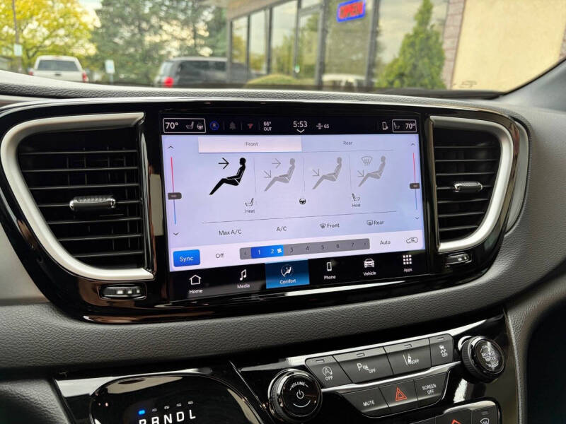 2025 Chrysler Pacifica Select