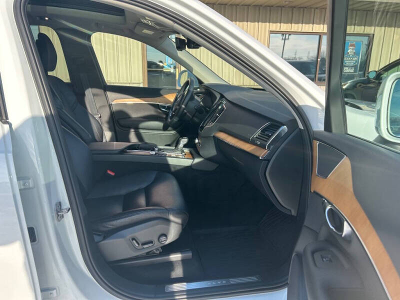 2022 Volvo XC90 T6 Momentum 7-Passenger