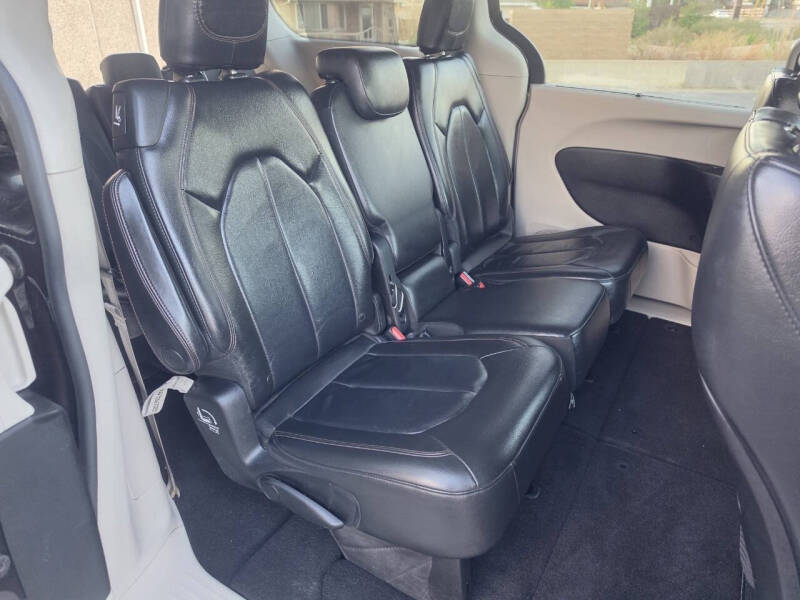 2017 Chrysler Pacifica Touring-L