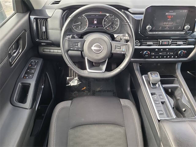 2024 Nissan Pathfinder SV