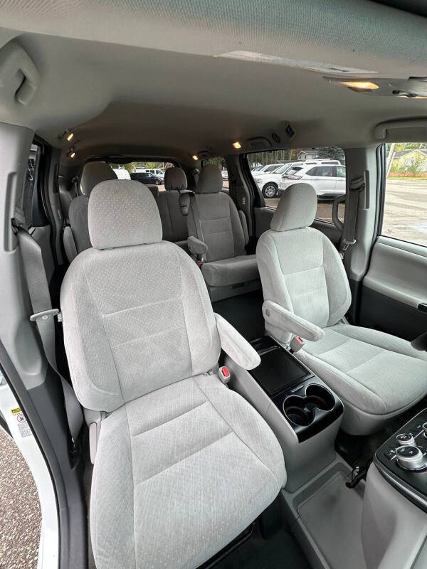 2017 Toyota Sienna LE 8-Passenger