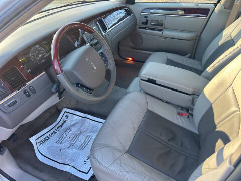 2005 Lincoln Town Car Signature Limited