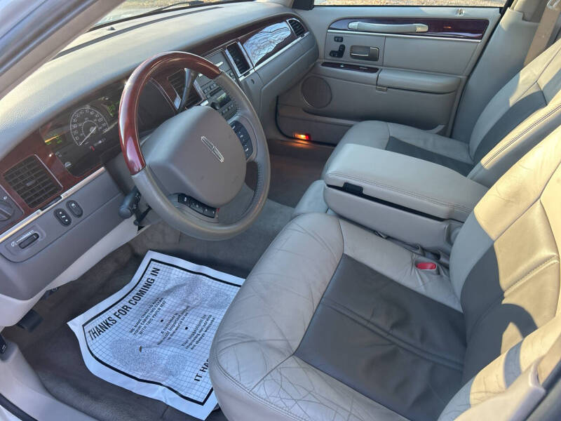 2005 Lincoln Town Car Signature Limited