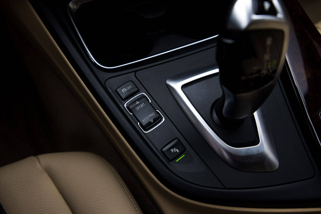 2015 BMW 3 Series 24