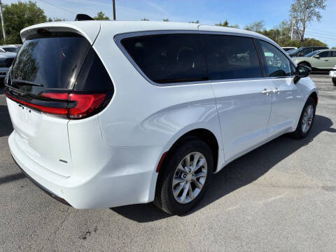 2027 Chrysler Pacifica Select