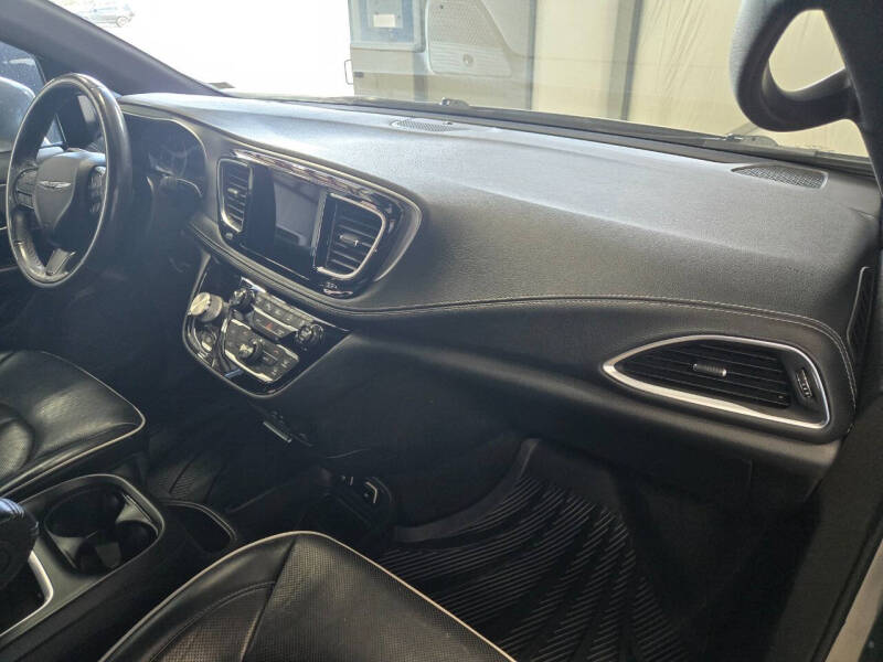 2020 Chrysler Pacifica Limited Red S